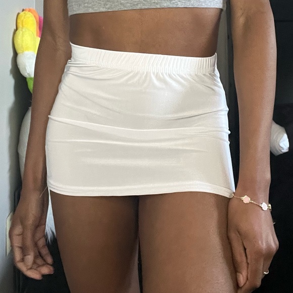 White low rise micro mini skirt - Picture 2 of 3